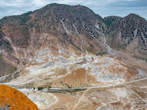Νίσυρος: Ο μύθος του Πολυβώτη και το μοναδικό επισκέψιμο ηφαίστειο