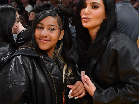 Νορθ Γουέστ: Η κόρη της Κιμ Καρντάσιαν κάνει viral εμφάνιση με “shark grillz” και μπλε μαλλιά