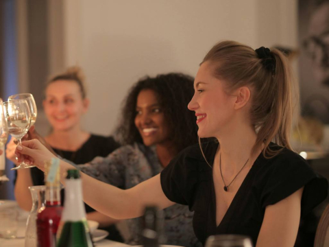 Το μυστικό της μακροζωίας ίσως είναι στο… τραπέζι: Γιατί το φαγητό με παρέα κάνει καλό στην υγεία σου