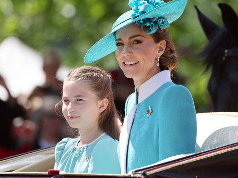 Η πριγκίπισσα Σάρλοτ μεγάλωσε και αρχίζει να υιοθετεί το signature look της μαμάς της