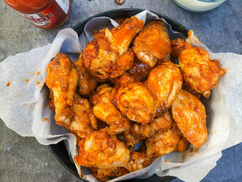 Καυτερές φτερούγες κοτόπουλου στο air fryer με μέλι και καπνιστή πάπρικα: Ο απόλυτος πειρασμός