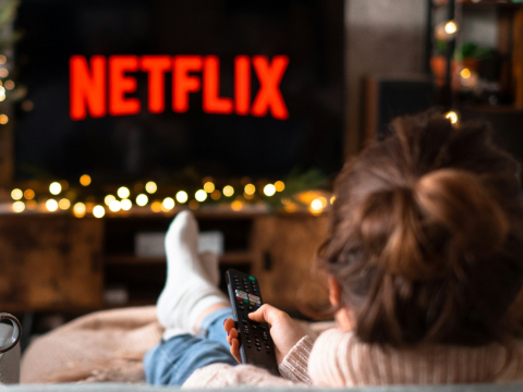 Γιατί μας ελκύουν ταινίες και σειρές που δεν μας αρέσουν, σύμφωνα με ψυχολόγους