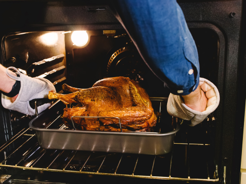 Το λάθος που κάνουμε με τον φούρνο τα Χριστούγεννα και «φουσκώνει» τον λογαριασμό ρεύματος
