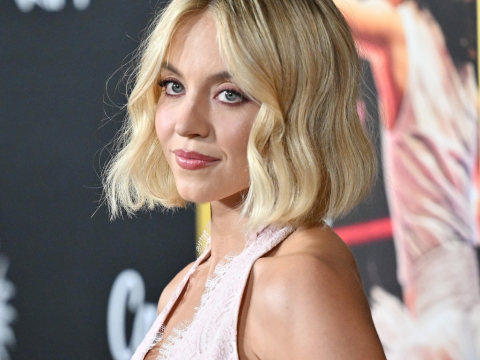 H Σίντνεϊ Σουίνι αναδημιούργησε την πιο εμβληματική εμφάνιση της Μέριλιν Μονρόε – Με ολόλευκο φόρεμα με τολμηρό ντεκολτέ