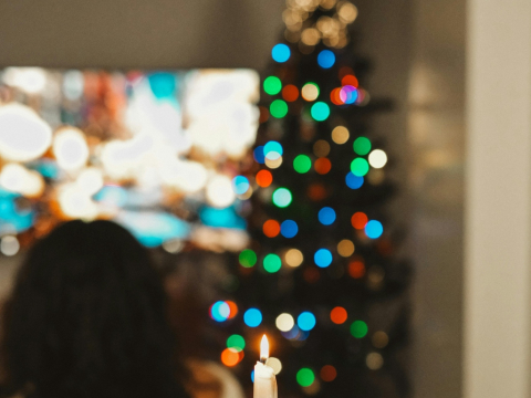 Γιατί βλέπουμε ξανά και ξανά τις ίδιες χριστουγεννιάτικες ταινίες; Η επιστήμη έχει την απάντηση