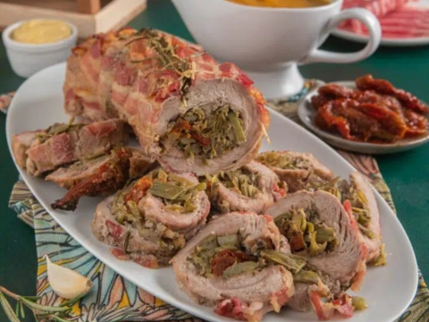 Ζουμερό μοσχαρίσιο ρολό γεμιστό με αγκινάρες και λιαστές ντομάτες