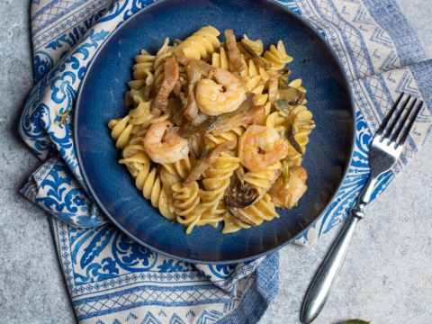 Καρμπονάρα στεριάς και θάλασσας με αγκινάρες, γκουαντσάλε και γαρίδες