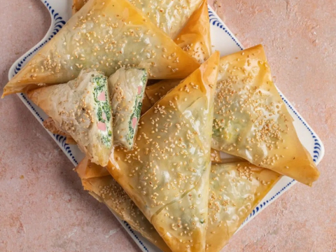 Σπανακοπιτάκια με μια έκπληξη: Μορταδέλα για πλούσια και αρωματική γέμιση