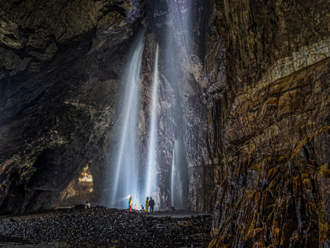 Το μαγευτικό σπήλαιο με τον κρυφό καταρράκτη που μπορείς να δεις μόνο δύο φορές τον χρόνο