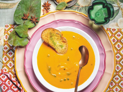 Κρεμώδης και αρωματική βελουτέ σούπα γλυκοπατάτας με αστεροειδή γλυκάνισο