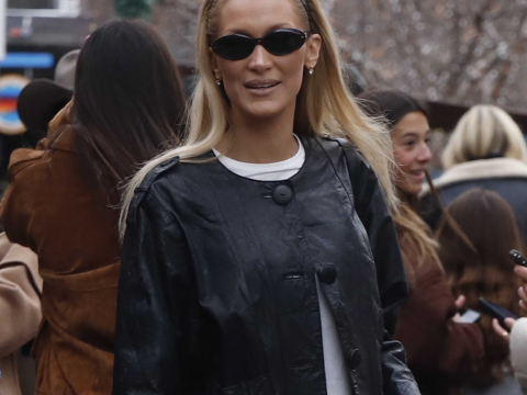 Total white τον χειμώνα; Η Μπέλα Χαντίντ λέει «ναι» στο πιο απροσδόκητο χρώμα για την εποχή και ξέρουμε πώς θα αντιγράψουμε το στιλ της