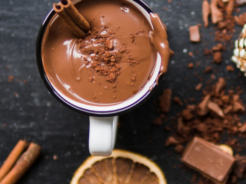4 υγιεινοί τρόποι για να φτιάξεις ζεστή σοκολάτα στο σπίτι χωρίς περιττές θερμίδες