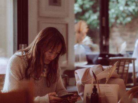 Επιδότηση έως 1.000 ευρώ για την πρόσληψη 10.000 άνεργων γυναικών - Έμφαση σε μητέρες