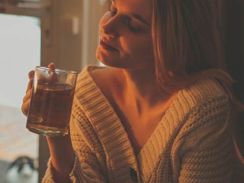 4 ροφήματα που μειώνουν το άγχος και σε χαλαρώνουν