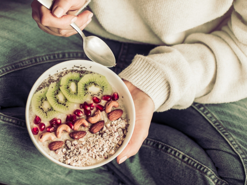 Γιατί αξίζει να αφήνεις τη βρώμη στο νερό ή στο γάλα όλη τη νύχτα