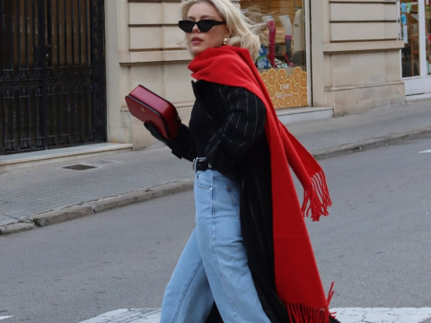 Οργάνωση μικρής ντουλάπας: Πώς θα αποθηκεύσεις έξυπνα τα κασκόλ σου για να «κερδίσεις» χώρο