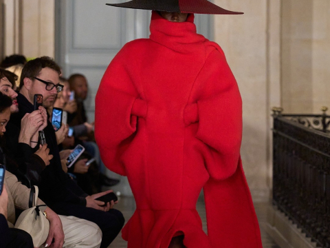 Η νέα συλλογή του Jacquemus είναι μια ωδή στον σαρκασμό των ’80s -Η αναβίωση του iconic click της κόρης του Πικάσο