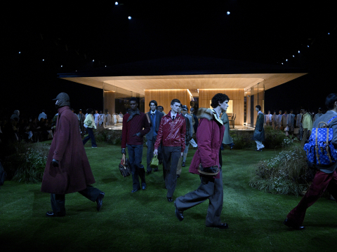 Ο Pharrell Williams έχτισε (κυριολεκτικά) το νέο σύμπαν του Louis Vuitton – Πώς η πασαρέλα μετατράπηκε σε σύγχρονη κατοικία