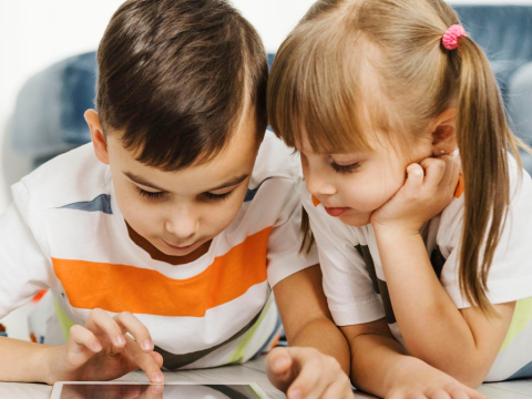 Πώς οι γονείς μπορούν να μειώσουν τον χρόνο οθόνης των παιδιών - Τι προτείνουν οι ειδικοί