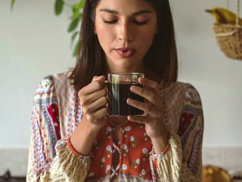 Ανησυχείς για τη γήρανση του εγκεφάλου; Μελέτες συνδέουν την καθημερινή κατανάλωση καφέ με την επιβράδυνση της γνωστικής παρακμής