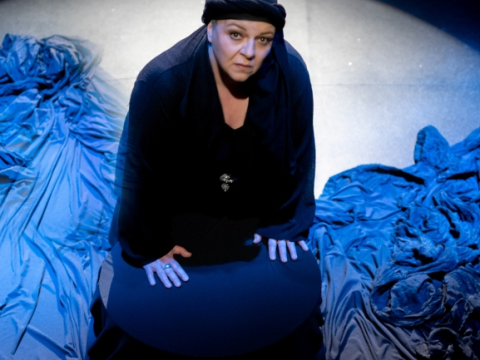 «Η Κυρά της Ρω»: η συγκλονιστική αληθινή ιστορία που επιστρέφει στο Θέατρο ΦΙΛΙΠ