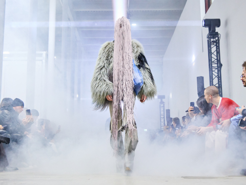 Μέσα στη δυστοπία του Rick Owens: Το ομιχλώδες τοπίο του show, οι γιγάντιες μακραμέ μάσκες και η αποδόμηση της εξουσίας