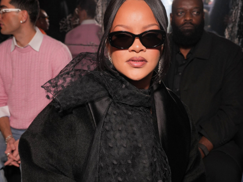 H iconic εμφάνιση της Ριάνα με total black Dior σύνολο στο ντεμπούτο του Τζόναθαν Άντερσον