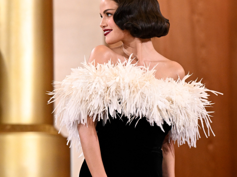 Χρυσές Σφαίρες 2026: Από τα θεατρικά φορέματα σε εκείνα που θύμιζαν την αίγλη του παλιού Χόλιγουντ, οι λαμπερές εμφανίσεις που ξεχωρίσαμε