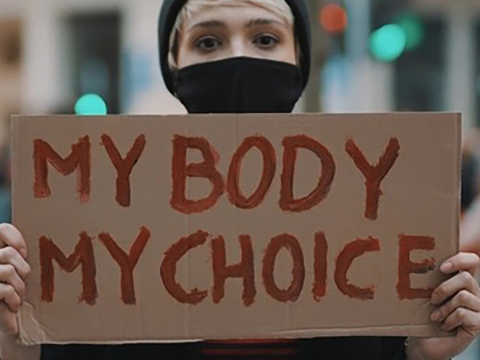 Από την εφηβεία στην απότομη ενηλικίωση - Μια μαρτυρία για την αυτοδιάθεση του γυναικείου σώματος