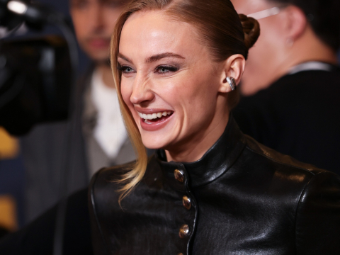 Η Σόφι Τέρνερ είναι χαρούμενη που έγινε μητέρα στα 23 της, γιατί τώρα δεν ανησυχεί για το βιολογικό της ρολόι