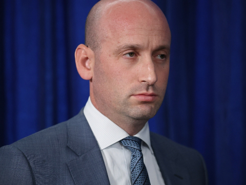 Στίβεν Μίλερ: Ο άνθρωπος πίσω από τις πιο ακραίες αποφάσεις του Ντόναλντ Τραμπ