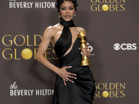 Χρυσές Σφαίρες 2026: Το Schiaparelli φόρεμα της Τεγιάνα Τέιλορ και η τολμηρή λεπτομέρεια στο πίσω μέρος που έκανε τη διαφορά