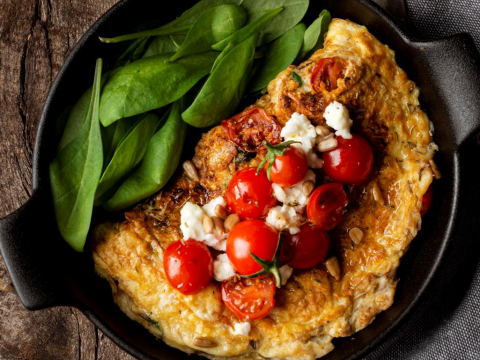 Αφράτη και θρεπτική πρωτεϊνική ομελέτα με λαχανικά και ασπράδια αυγών