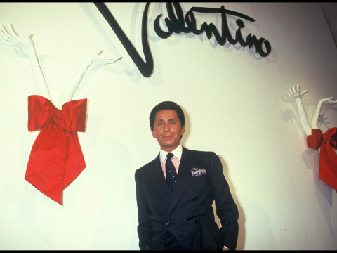 Valentino: O θρύλος της ιταλικής δεξιοτεχνίας και η κληρονομιά του - Το εμβληματικό κόκκινο χρώμα και η έμπνευση πίσω από αυτό