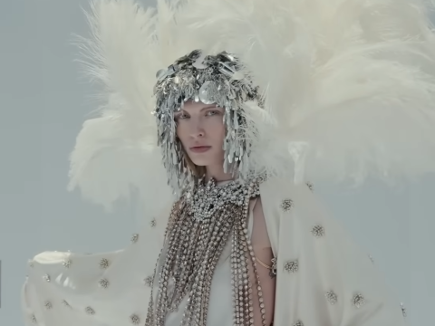 O Αλεσάντρο Μικέλε μετέτρεψε το haute couture show του σε ένα καθηλωτικό ταξίδι στον χώρο της παράστασης