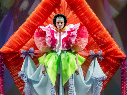 Οι Viktor & Rolf έδωσαν τον δικό τους ορισμό στην ελευθερία και τη φαντασία πετώντας έναν ανθρώπινο, χρωματιστό χαρταετό