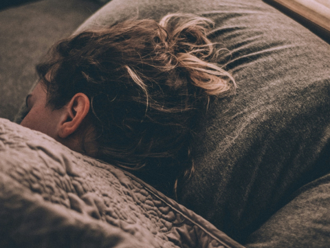 Υπάρχει μια συνήθεια ύπνου που πρέπει να υιοθετήσεις, σύμφωνα με ειδικούς 