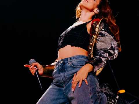 Angelika Dusk στο ΕΞΑ: Το πρώτο live του 2026 την Παρασκευή 27/2 με 80s vibes & sing-along party στο Γκάζι