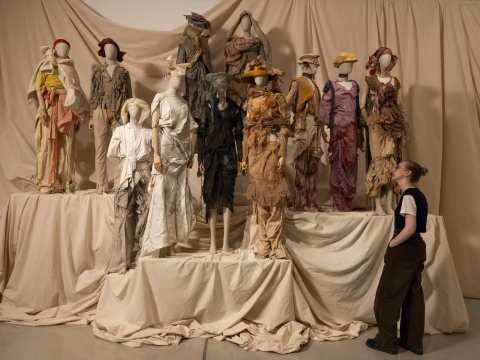 «Dirty Looks: Desire and Decay in Fashion»: Η έκθεση που εξερευνά τι συμβαίνει με τη μόδα όταν «φθείρεται»