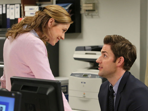 Έρωτας στον εργασιακό χώρο: Ανάμεσα σε Zoom calls και πονηρά Slacks, το φλερτ στη δουλειά έχει επιστρέψει δυναμικά