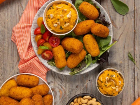 Τραγανές κροκέτες μπακαλιάρου με χούμους καρότου