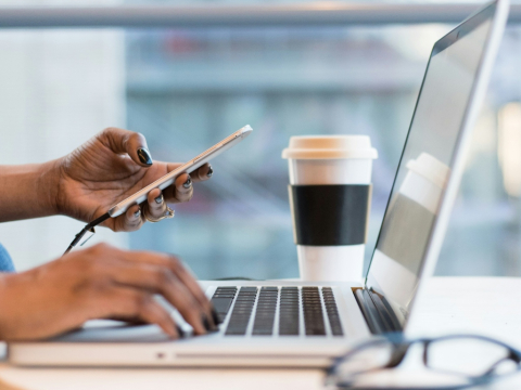 «Η φωνή μας δεν αποτελεί πλέον απόδειξη»: Oι AI τηλεφωνικές απάτες αυξήθηκαν κατά 1.600%