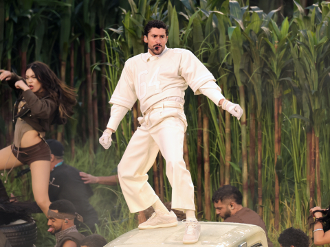 Super Bowl: Αυτός ο άνδρας ταξίδεψε 7 ώρες για να “ντυθεί” γρασίδι στο show του Bad Bunny