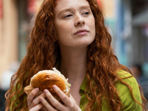 Τρώτε όρθιοι; Δείτε αν αυτό επηρεάζει το βάρος σας