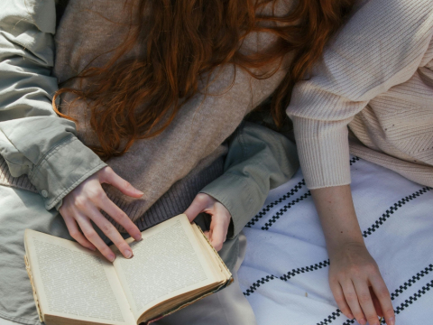 8 βιβλία για να επιβιώσεις και να ανθίσεις στα 20s σου - Διάβασέ τα με αυτή τη σειρά (ή και όχι)