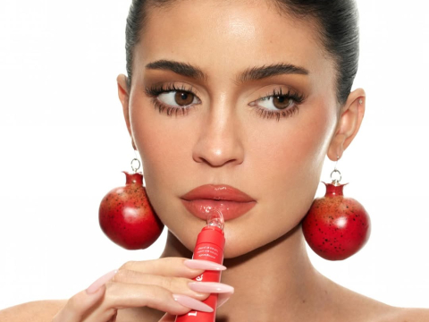 Η Κάιλι Τζένερ φόρεσε bra top από ρόδια για το λανσάρισμα του νέου Lip Butter της Kylie Cosmetics και έγινε viral