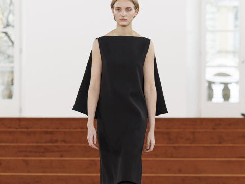 Ο Simone Bellotti συνεχίζει να επαναπροσδιορίζει τον μινιμαλισμό του οίκου Jil Sander