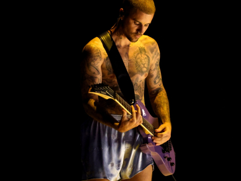 Ο Τζάστιν Μπίμπερ επέστρεψε στη σκηνή των Grammy, 4 χρόνια μετά - Τραγούδησε μόνο με το σορτσάκι του