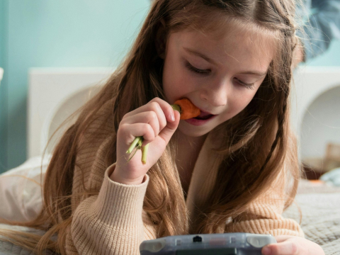 Παιδιά που περνούν πάνω από 4 ώρες/ημέρα σε οθόνες, διατρέχουν υψηλότερο κίνδυνο κατάθλιψης, σύμφωνα με νέα μελέτη