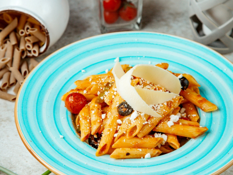 Αυτά τα ζυμαρικά με ντομάτες, ελιές και τυρί θα τα λατρέψεις